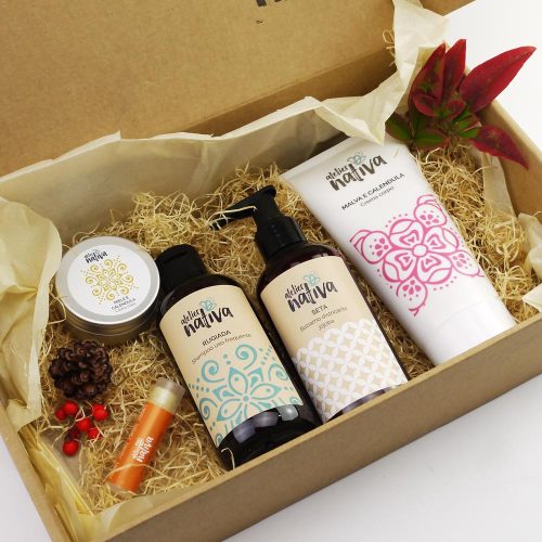 confezione regalo con crema corpo, shampoo, balsamo, crema mani e burrocacao