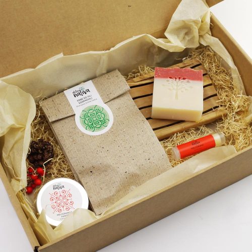idea regalo con crema mani, burrocacao, shampoo solido, sapone e portasapone in legno di ulivo