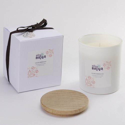 candela in cera di soia "caldo abbraccio" con vaso in vetro bianco e tappo in legno di faggio