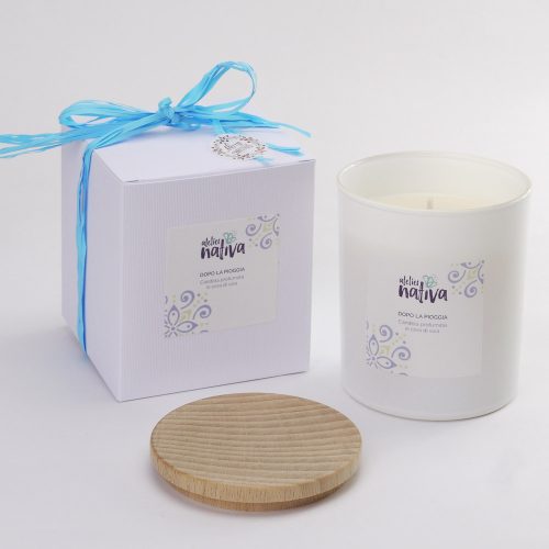 candela in cera di soia "dopo la pioggia" con vaso in vetro bianco e tappo in legno di faggio
