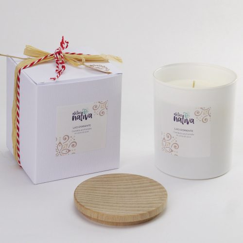 candela in cera di soia "luci d'oriente" con vaso in vetro bianco e tappo in legno di faggio. Profumazione incenso e mirra