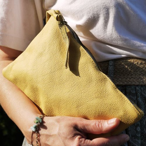 pochette in pelle upcycling